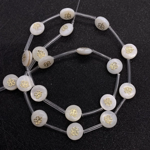 Natuurlijke witte schelp kralen met gouden klaver print voor DIY halskettingen