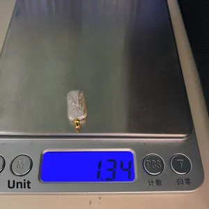 Barocke Süßwasserperle auf einer Digitalwaage zeigt ein Gewicht von 1,34 g an