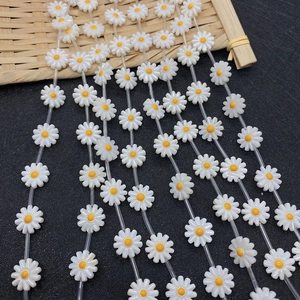 Perline di margherita in conchiglia bianca con centro giallo per gioielli fai-da-te
