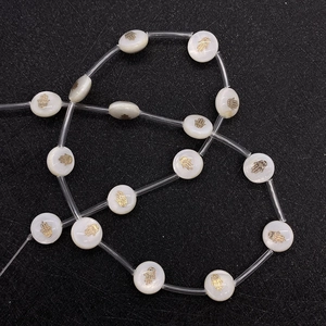 Platte ronde witte schelpkralen met gouden Hamsa-hand voor DIY-sieraden maken