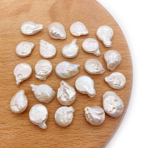 Primer plano de perlas barrocas naturales de agua dulce sobre bandeja de madera