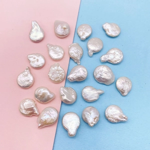 Perlas de agua dulce barrocas e irregulares en blanco crema sobre un fondo de colores