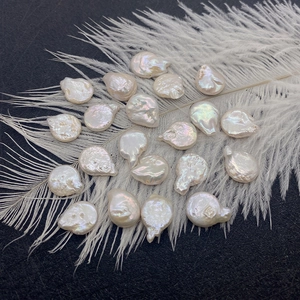 Perlas naturales de agua dulce barrocas en forma de gota sobre una pluma blanca