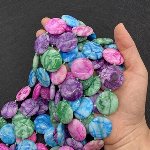 Nahaufnahme von 25 mm flachen runden Naturstein-Achat-Perlen mit bunten Marmortexturen