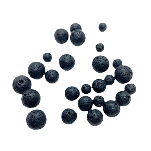 Perle di pietra lavica nera naturale con consistenza porosa per gioielli fai da te su bianco