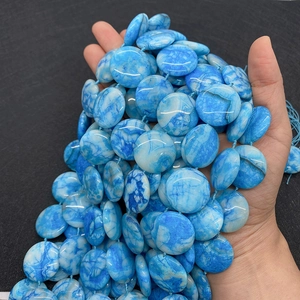 Makroaufnahme von 25mm blauen Achat-Perlen für die Schmuckherstellung