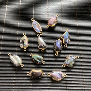 Unregelmäßige Barockperlen mit goldenem Metallrand für Halsketten und Schmuck
