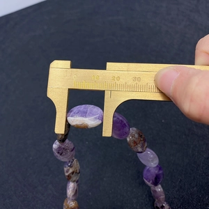 Λεπτομέρεια μωβ αμέθυστου 13x18mm μετρημένη με ορειχάλκινο παχύμετρο για κατασκευή κοσμημάτων