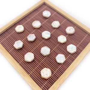 Perles d'eau douce hexagonales blanches de 12mm sur plateau bambou pour bijoux DIY
