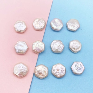 Vue à plat de douze perles d'eau douce baroques blanches hexagonales pour bijoux DIY