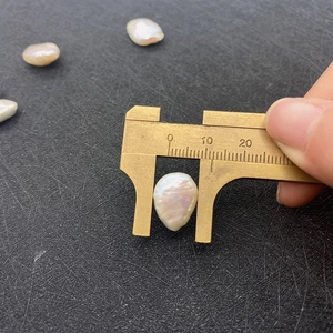 Makroansicht einer 10mm Barock-Süßwasserperle gemessen mit einem Messschieber