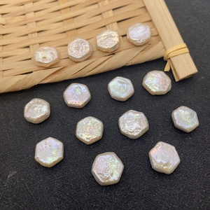 Perles d'eau douce naturelles blanches de forme hexagonale irrégulière avec éclat arc-en-ciel