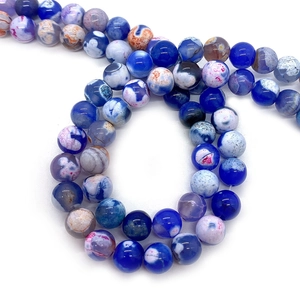 Macro-detail van blauw-witte drakenader-agaatkralen met unieke natuurlijke texturen