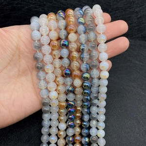 Detailopname van kleurrijke drakenader agaat kralen in de hand voor DIY sieraden maken