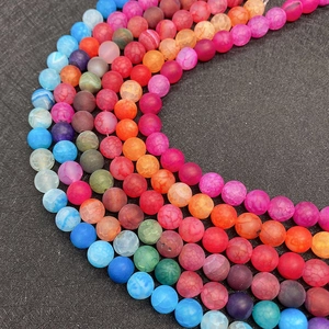 Gedetailleerd zicht op matte drakenader agaat kralen in kleuren voor DIY-sieraden