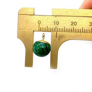 Meten van een 10 mm ronde groene malachiet hanger met gouden sluiting en messing schuifmaat