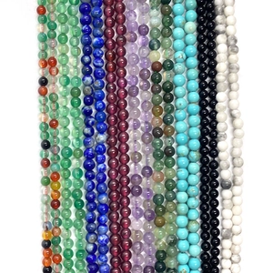 Dettaglio di perle tonde in pietra naturale colorata per creazione di gioielli DIY