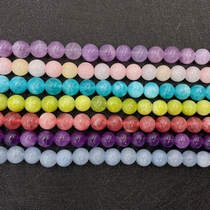 Macroweergave van kleurrijke natuurstenen ronde kralen voor DIY sieraden en kettingen