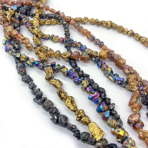 Unregelmäßige Natursteinperlen mit Vergoldung und Regenbogen-Finish für DIY-Schmuck