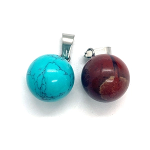 Pendentifs boules en pierres naturelles 14mm turquoise et jaspe rouge avec fermoirs argentés