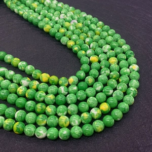 Makroaufnahme von 6-10mm grünen Imperial-Jaspis-Rundperlen mit Marmor-Textur für DIY-Schmuck