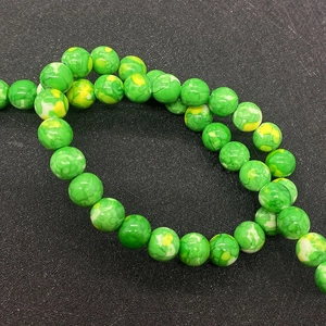 Makroaufnahme von grünen Kaiserjaspis-Perlen für handgefertigten DIY-Schmuck
