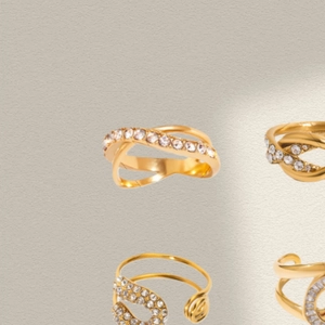 Vista detallada de anillos bañados en oro con micro pavé de circonitas y varios diseños