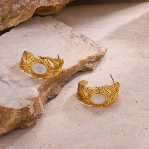 Macro d'oreilles feuille d'or avec pierre blanche et gravures plumes fines