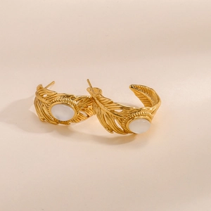 Boucles d'oreilles plume dorées vintage avec pierre œil de chat pour style élégant