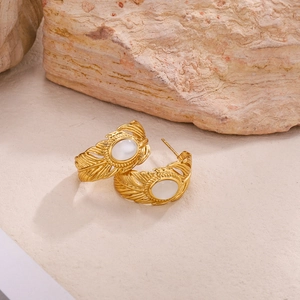 Boucles d'oreilles vintage en forme de feuille dorée avec pierre de lune sur fond roche