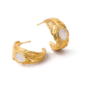 Boucles d'oreilles créoles dorées en forme de feuille avec gravure plume et opale blanche