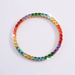 Primer plano de un brazalete de titanio de lujo con gemas de arco iris y baño de oro