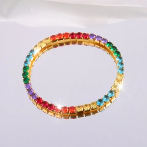 Detalle de pulsera con piedras de colores arcoíris y montura dorada de alta calidad