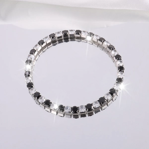 Vista detallada de la pulsera tenis de plata con circonitas blancas y negras grabadas