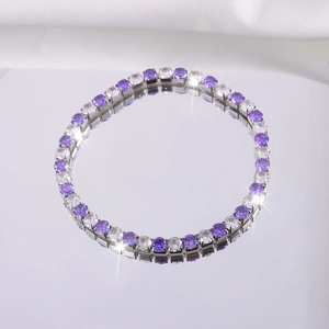 Primer plano de pulsera tennis con piedras de circonita moradas y blancas alternadas