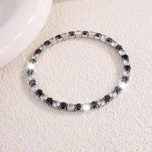 Detalle de pulsera tennis de acero de titanio con circonitas blancas y negras alternas