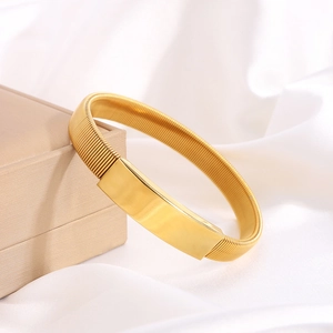 Eleganter 18k vergoldeter Titanstahl-Stretch-Armreif mit polierter Metallplatten-Leiste