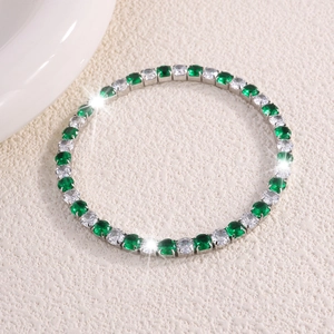 Detalle macro de pulsera tipo tenis con circonitas verdes y blancas alternadas de lujo