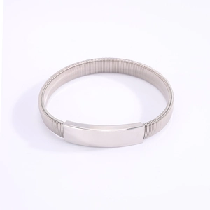 Poliertes silbernes Titanstahl-Armband mit einer glatten, gravierbaren Rechteckplatte