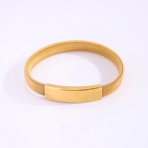 Makroansicht der goldenen Stretch-Armband mit glatter polierter Metallplatte im Detail