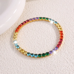 Detalle de brazalete de lujo con circonitas arcoíris y degradado de piedras de colores