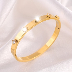 Bracelet luxueux en acier titane doré avec diamants carrés sur fond de soie blanche