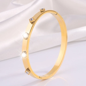 Bracelet joncs en acier titane doré poli avec zircons carrés et finition miroir