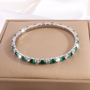 Pulsera tennis de acero de titanio con cristales verdes y blancos en estuche de joyas