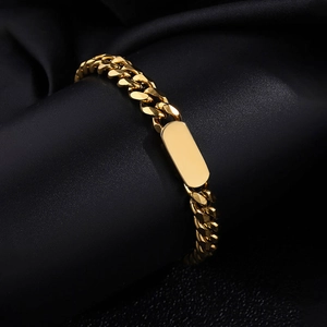 Detailansicht der vergoldeten Edelstahl-Panzerarmbandkette mit ovaler Plattenoberfläche