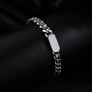 Silbernes Titanstahl-Panzerarmband mit gravierbarer ID-Platte auf schwarzem Hintergrund