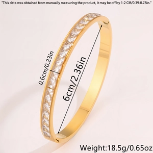 Detailansicht eines goldenen Titanstahl-Armreifs mit quadratischen Zirkonia und Maßen