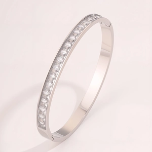 Detailaufnahme eines Klapparmbands aus Titanstahl mit quadratisch geschliffenen Moissaniten