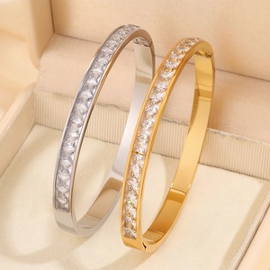 Armreifen aus Titanstahl in Gold und Silber mit quadratischen Zirkonia-Kristallen