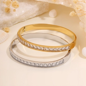 Eleganter Titanstahl Armreif Set mit quadratischem Moissanit in Gold und Silber Optik